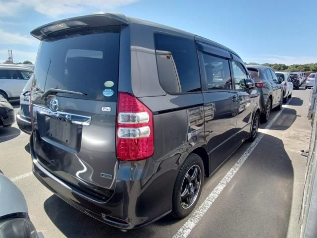 TOYOTA NOAH 2010
