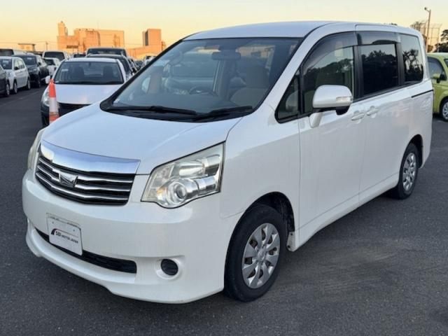 TOYOTA NOAH 2011