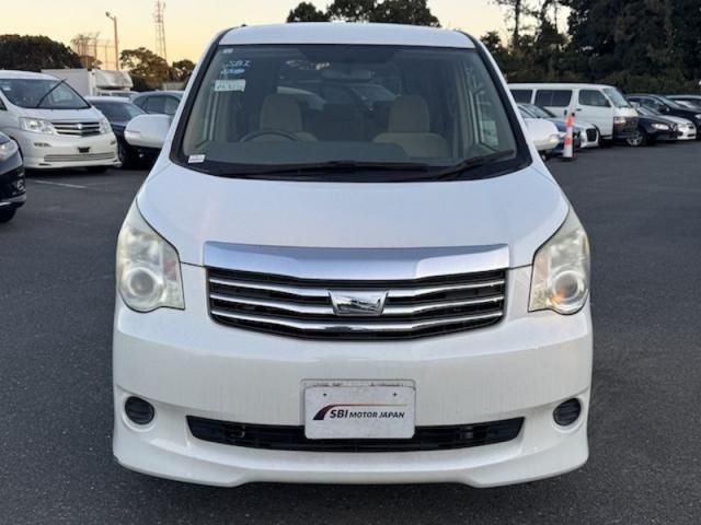 TOYOTA NOAH 2011