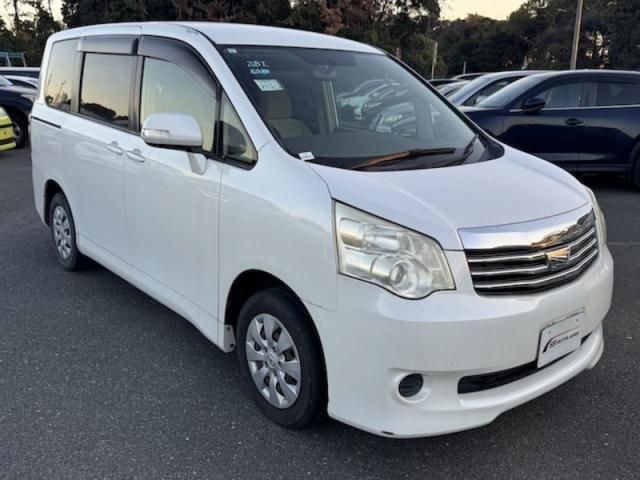 TOYOTA NOAH 2011