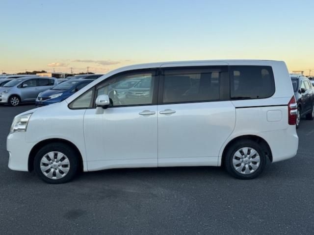 TOYOTA NOAH 2011