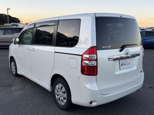 TOYOTA NOAH 2011