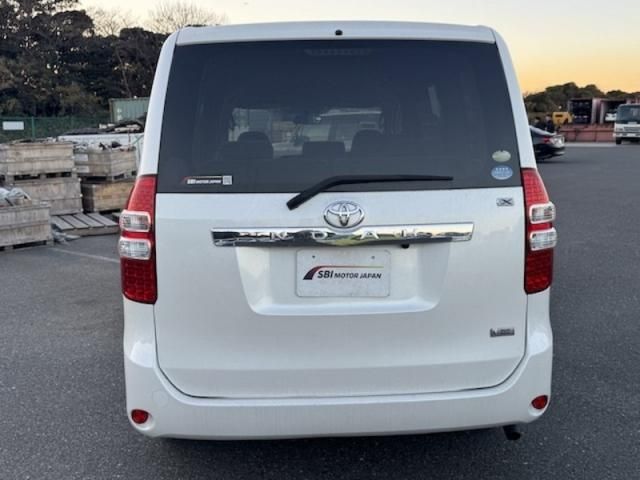 TOYOTA NOAH 2011