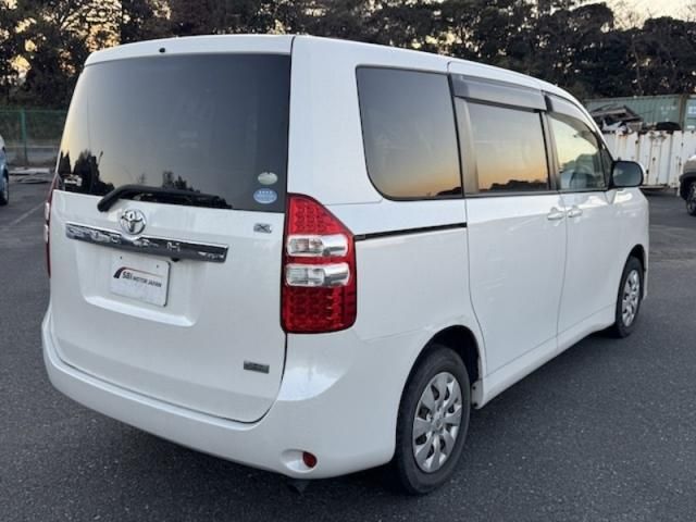 TOYOTA NOAH 2011