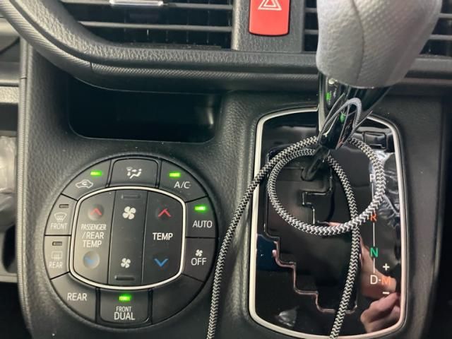 TOYOTA VOXY 4WD 2019