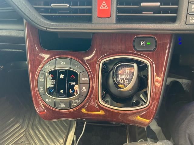 TOYOTA NOAH HYBRID 2018