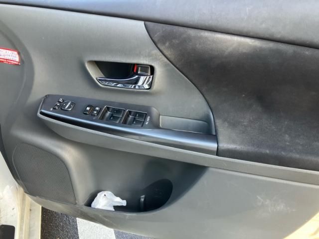 TOYOTA PRIUS Alpha 2014