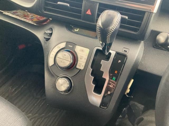 TOYOTA SIENTA HYBRID 2015