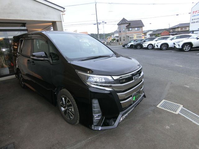 TOYOTA NOAH 2017