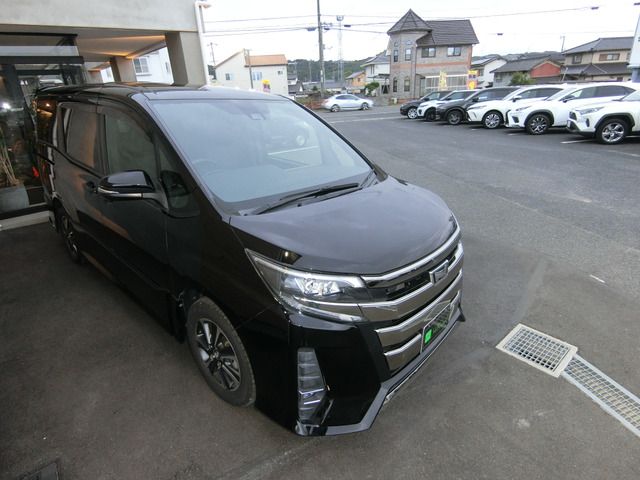 TOYOTA NOAH 2017