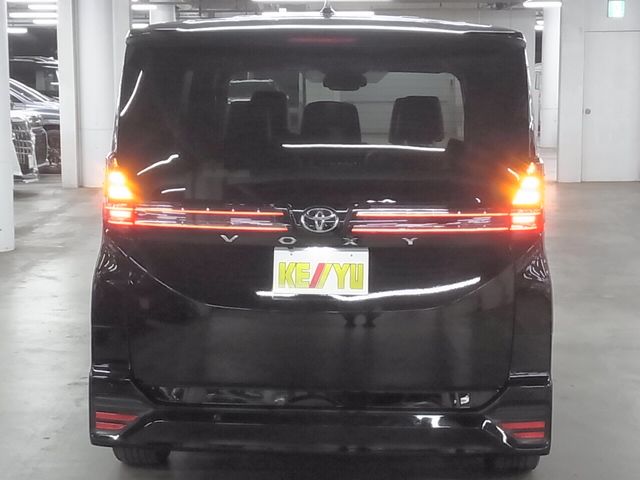 TOYOTA VOXY 2022