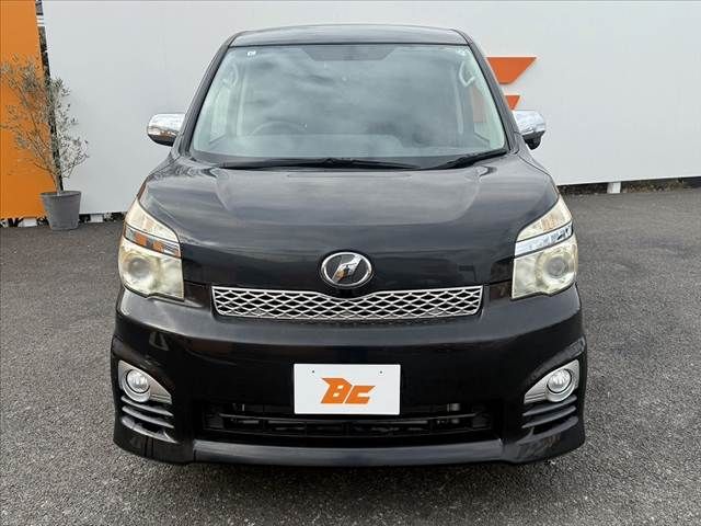 TOYOTA VOXY 2013