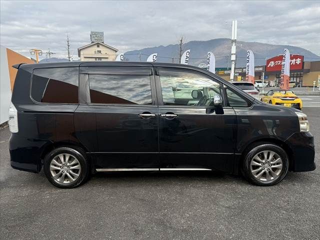 TOYOTA VOXY 2013