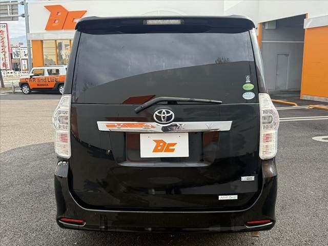 TOYOTA VOXY 2013