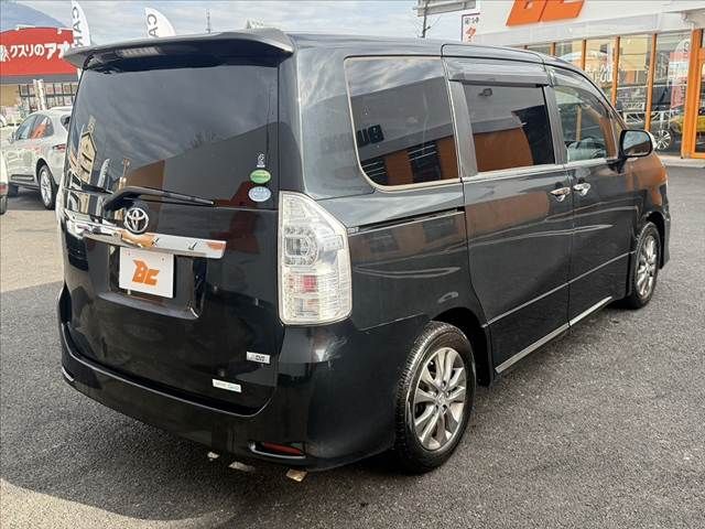 TOYOTA VOXY 2013