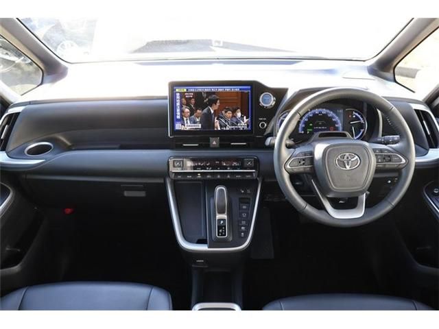 TOYOTA NOAH HYBRID 4WD 2023