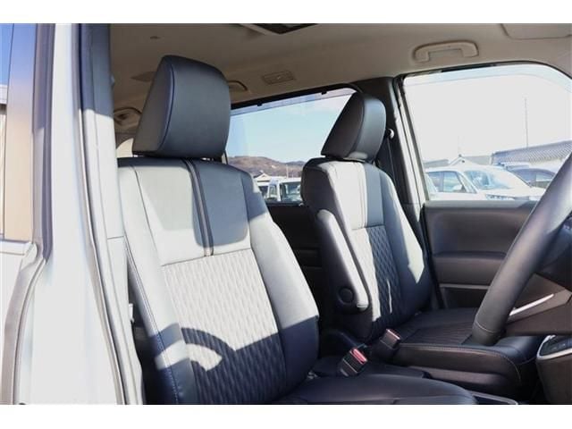 TOYOTA NOAH HYBRID 4WD 2023