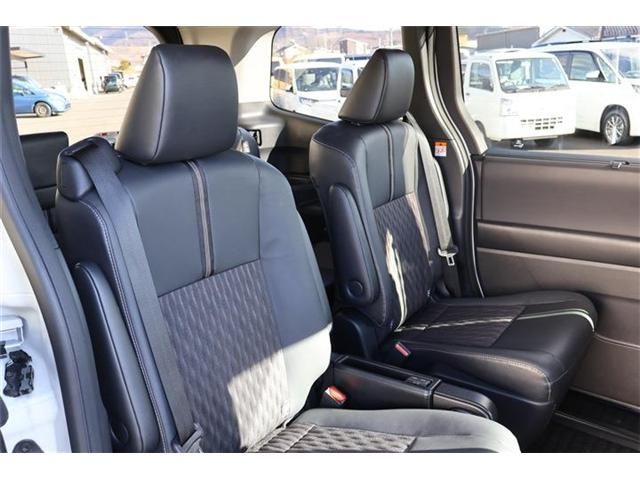 TOYOTA NOAH HYBRID 4WD 2023