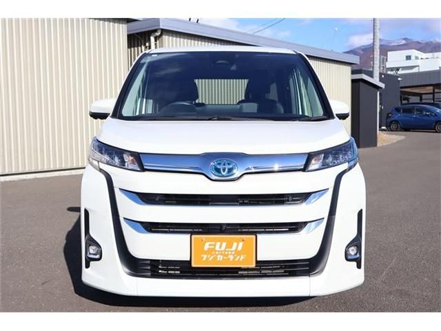 TOYOTA NOAH HYBRID 4WD 2023