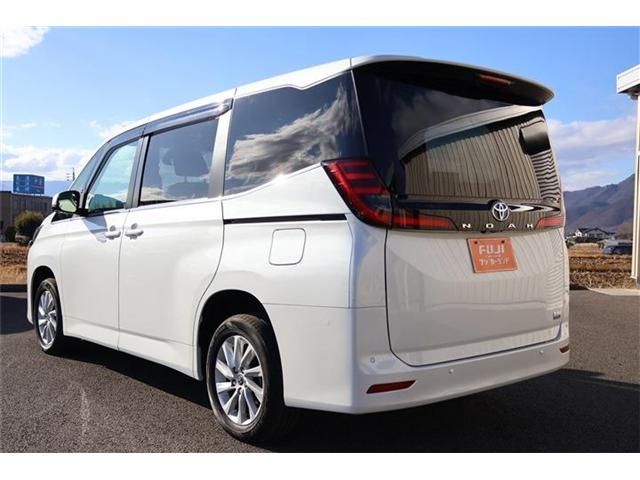 TOYOTA NOAH HYBRID 4WD 2023