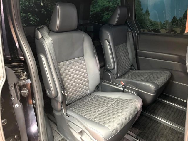 TOYOTA VOXY HYBRID 2023