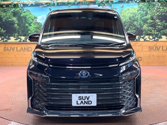 TOYOTA VOXY HYBRID 2023