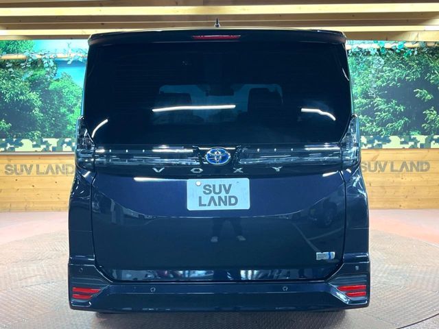 TOYOTA VOXY HYBRID 2023