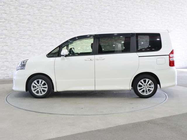 TOYOTA NOAH 2012