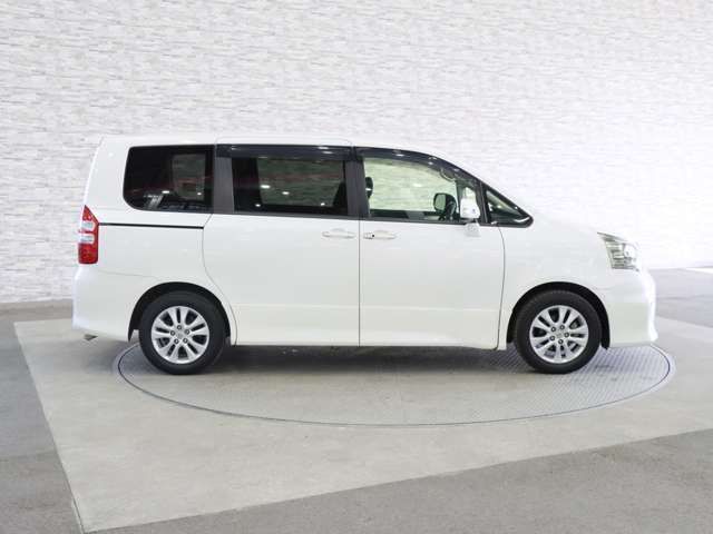TOYOTA NOAH 2012