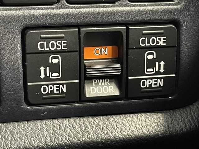 TOYOTA NOAH HYBRID 2016