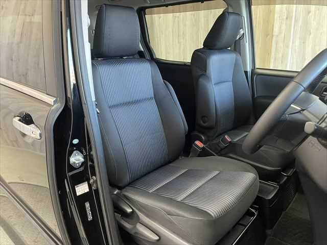 TOYOTA NOAH HYBRID 2016