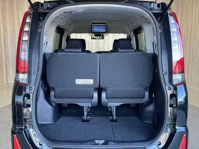 TOYOTA NOAH HYBRID 2016