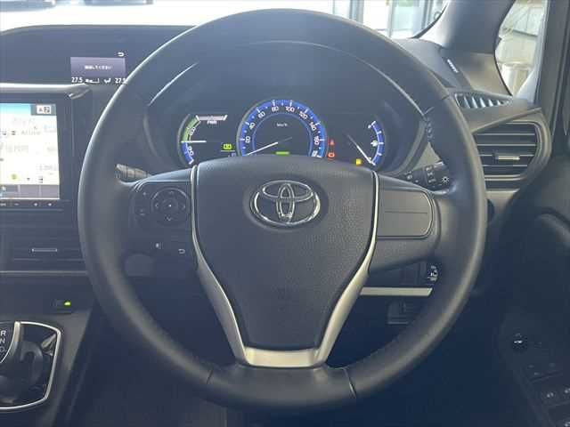 TOYOTA NOAH HYBRID 2016
