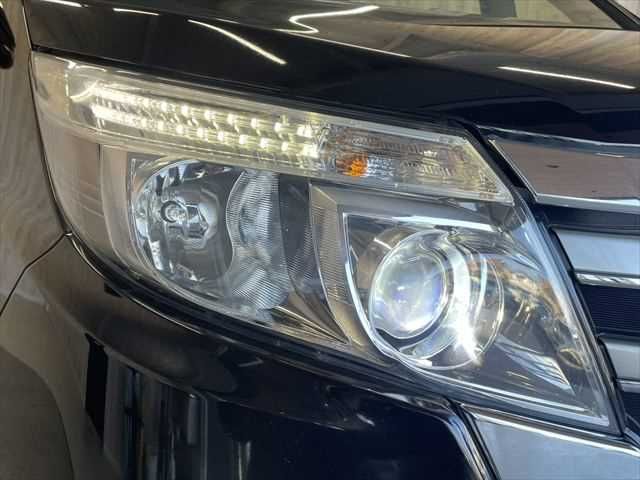 TOYOTA NOAH HYBRID 2016