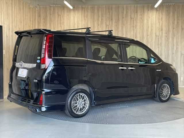 TOYOTA NOAH HYBRID 2016
