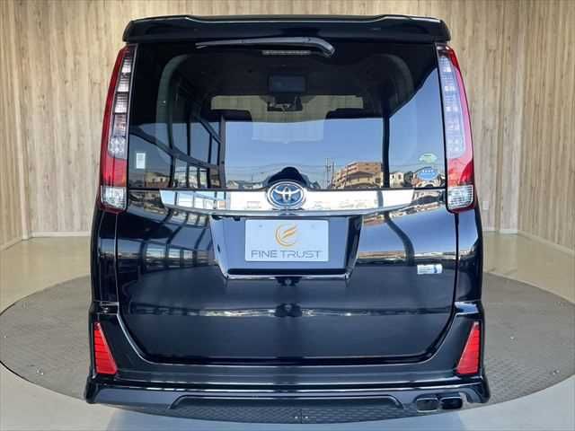 TOYOTA NOAH HYBRID 2016