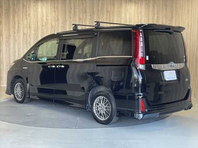 TOYOTA NOAH HYBRID 2016