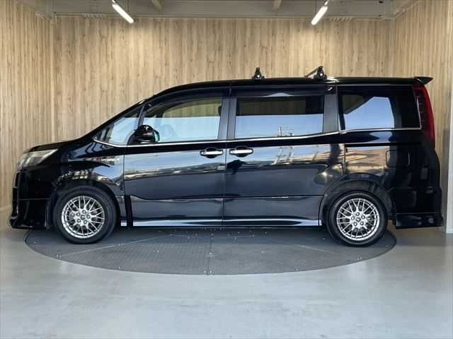 TOYOTA NOAH HYBRID 2016