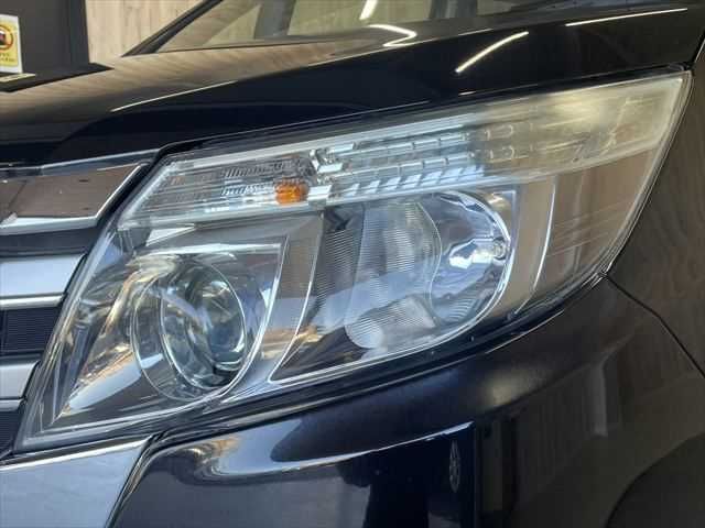 TOYOTA NOAH HYBRID 2016