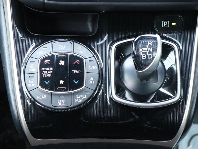 TOYOTA ESQUIRE HYBRID 2016