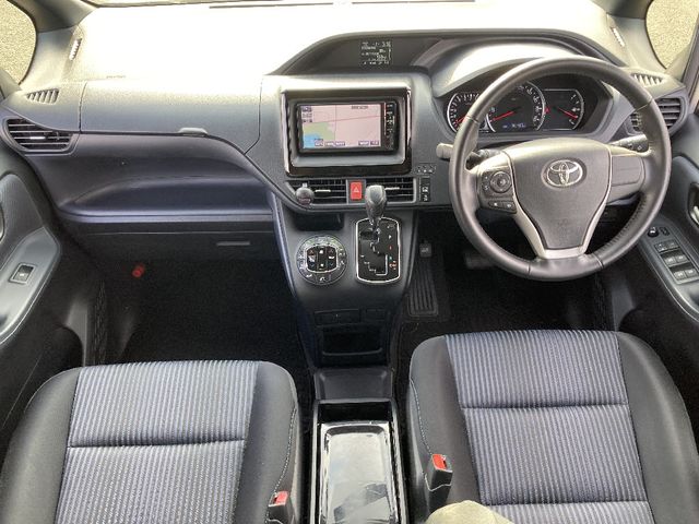 TOYOTA NOAH 4WD 2014
