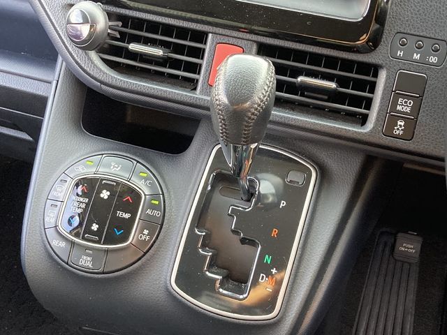 TOYOTA NOAH 4WD 2014