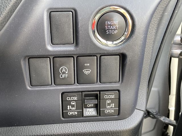 TOYOTA NOAH 4WD 2014