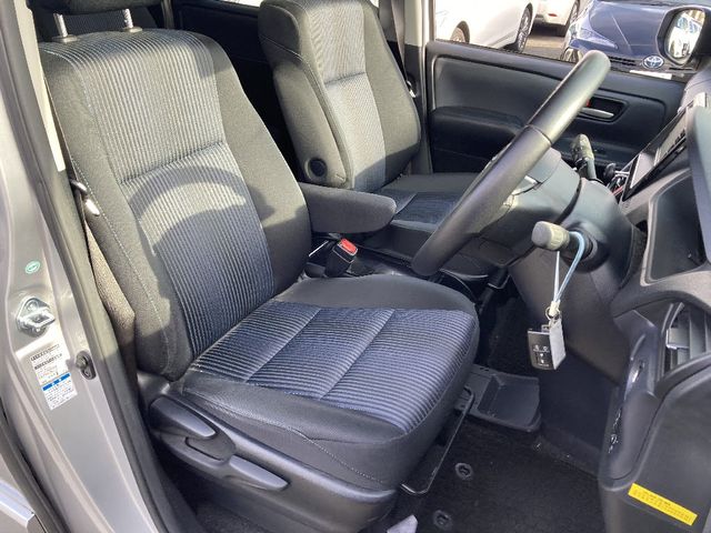 TOYOTA NOAH 4WD 2014