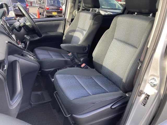 TOYOTA NOAH 4WD 2014