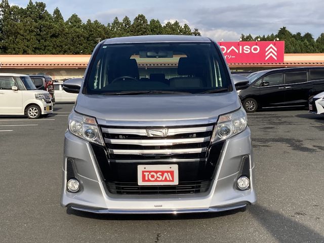TOYOTA NOAH 4WD 2014