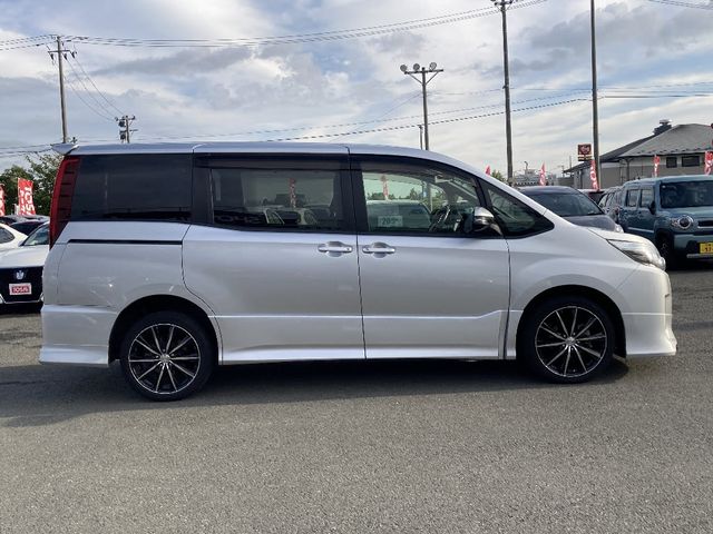 TOYOTA NOAH 4WD 2014