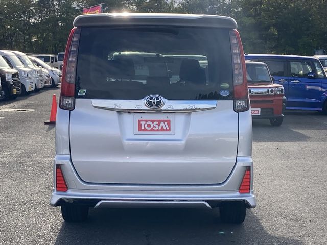 TOYOTA NOAH 4WD 2014