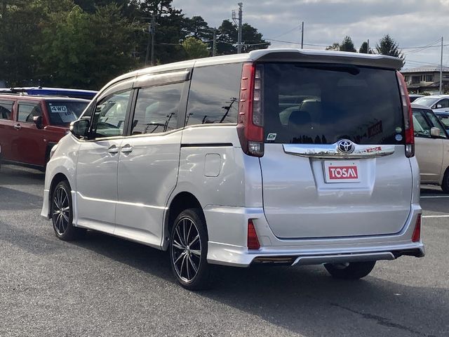 TOYOTA NOAH 4WD 2014