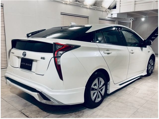 TOYOTA PRIUS 2017